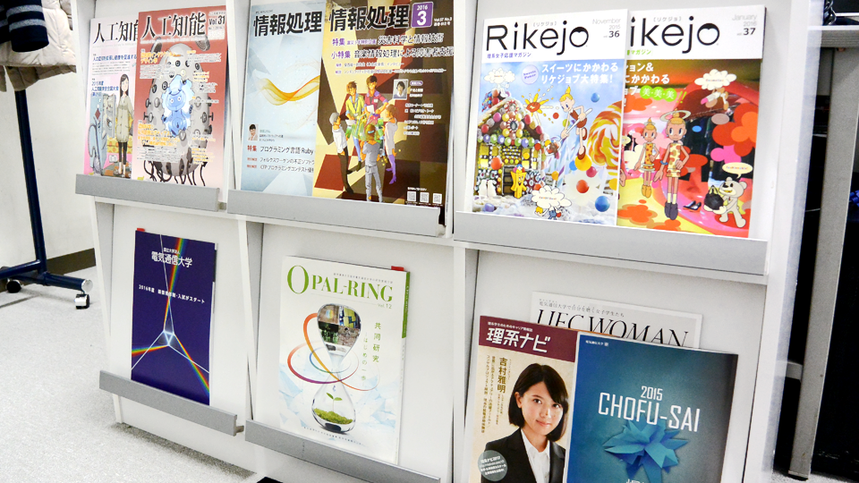 女子学生も多い研究室の入口には研究室や卒業生が掲載された資料が並ぶ